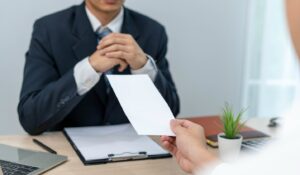 2か月前の退職は非常識？繁忙期に辞めたい時の対処法