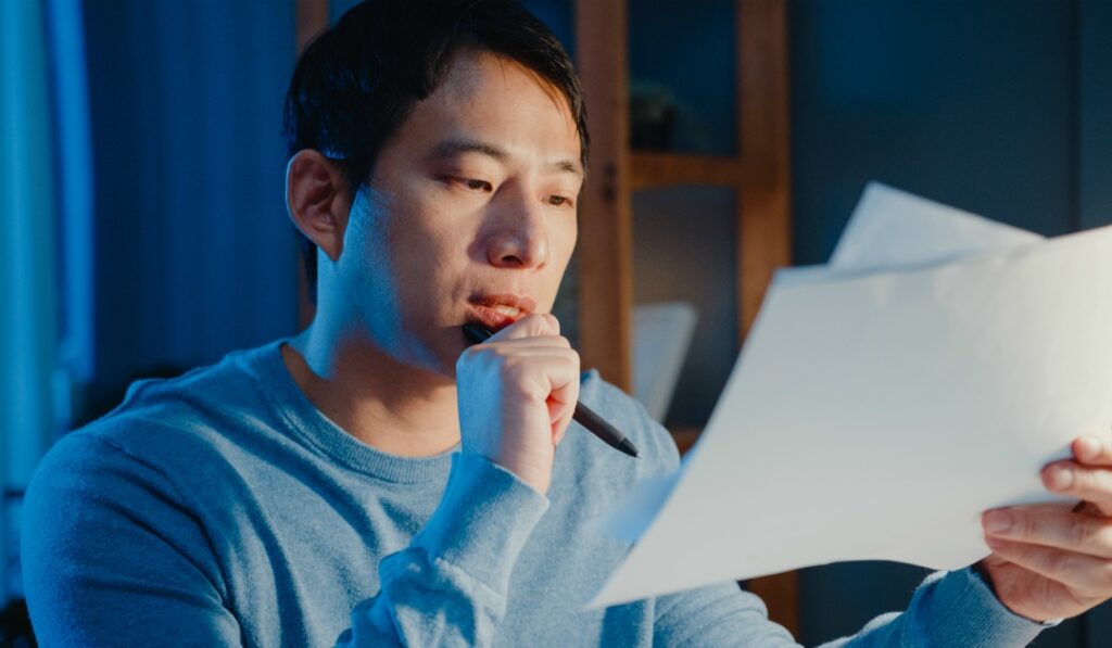 画像に alt 属性が指定されていません。ファイル名: asian-freelance-businessman-focus-work-type-laptop-computer-busy-with-full-paperwork-chart-desk-living-room-1024x597.jpg