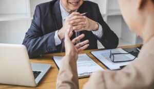 退職日より前に辞めたい。前倒しの退職交渉と会社都合の辞め方