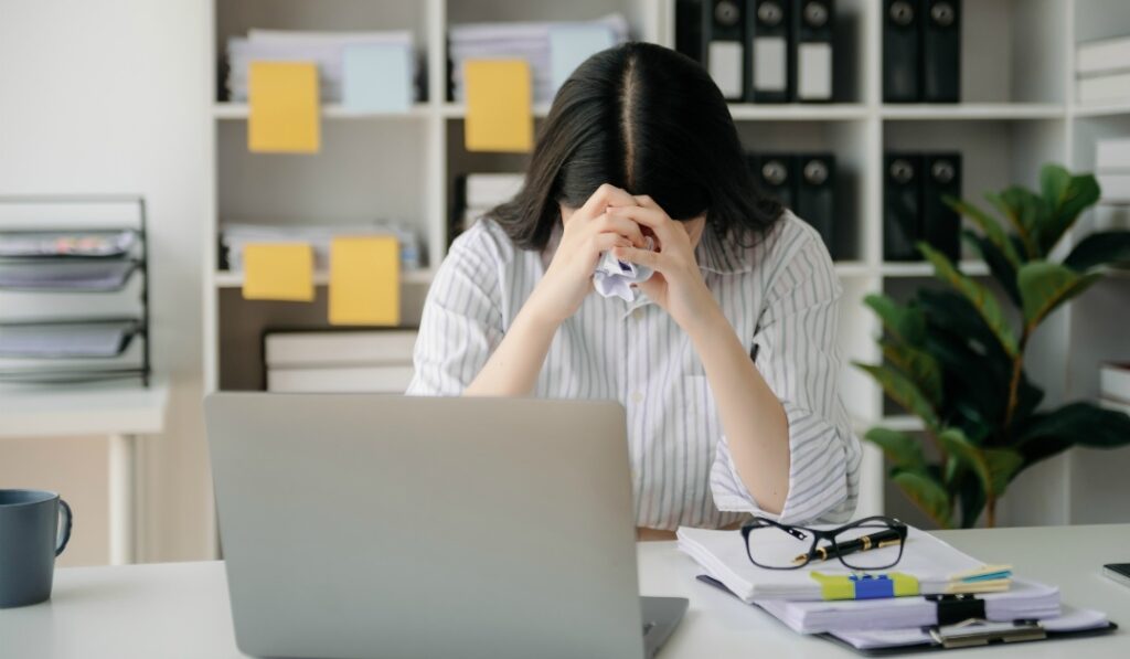 退職代行で懲戒解雇になりうる具体的なケース