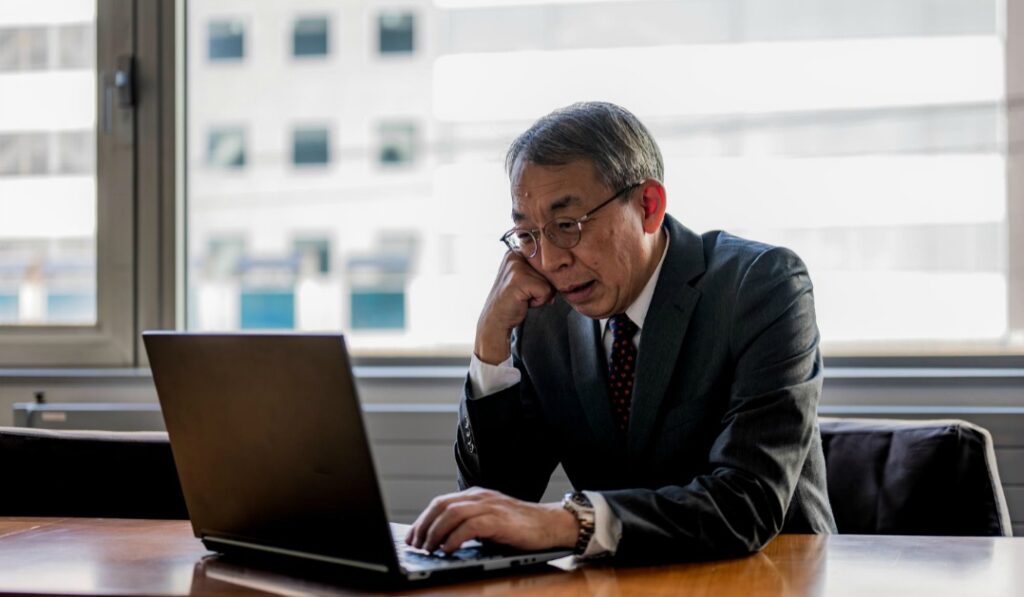 退職代行サービスの口コミ・体験談に学ぶ50代の成功例と後悔例