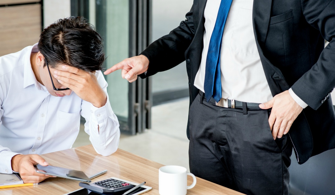 引き継ぎしないで退職できる?損害賠償を避けて出社不要の辞め方