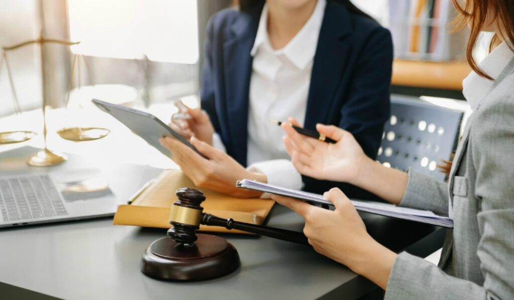 弁護士による休職代行とは?退職代行サービスとの違いを解説