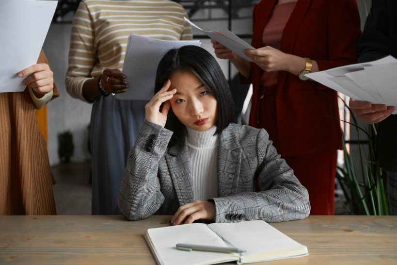 入社半年で辞めたいと悩む原因:残業・休日出勤による精神的負担