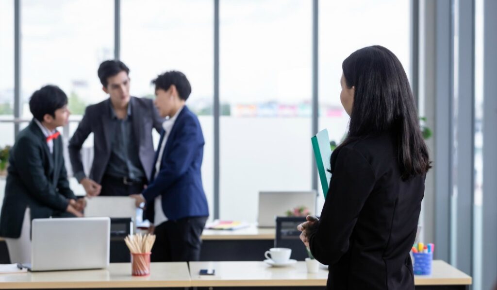 派遣契約途中で辞めさせてくれない理由と派遣会社の事情