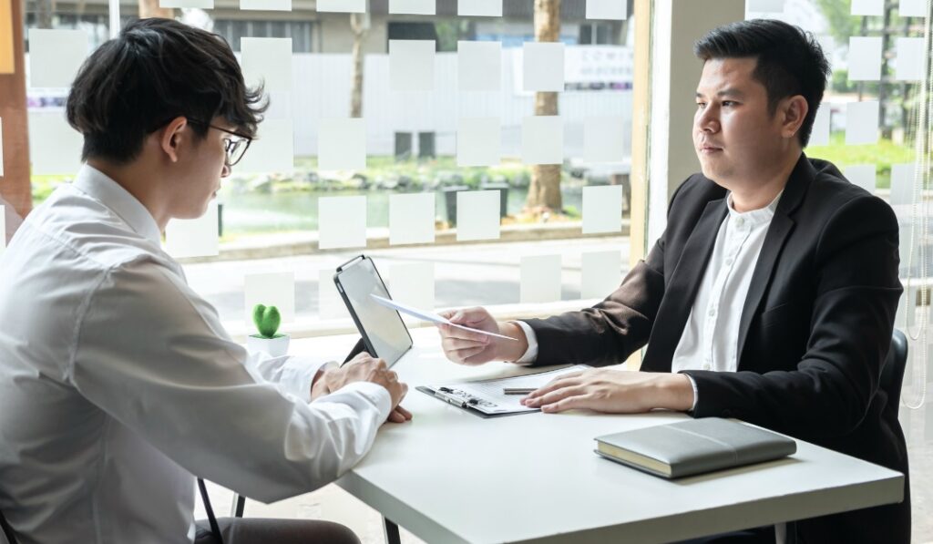 正社員に有期雇用契約を結ばせるのは違法か？労働契約法と労基法から徹底解説