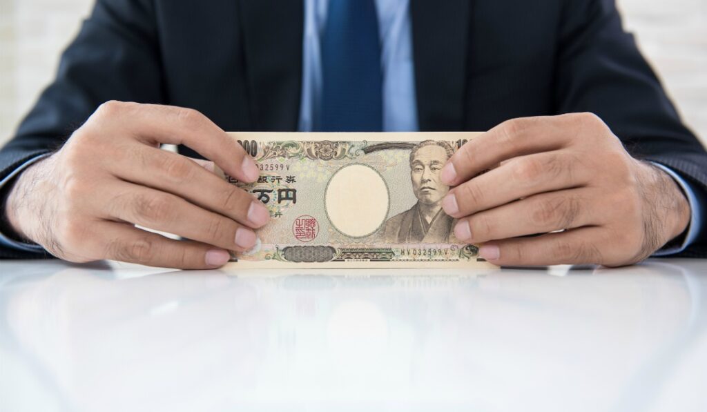 給料手渡しで取りに行きたくない理由|よくある背景とリスク