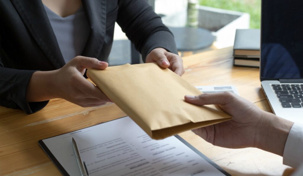 給料手渡しのルール|賃金支払い方法と労基法の基準