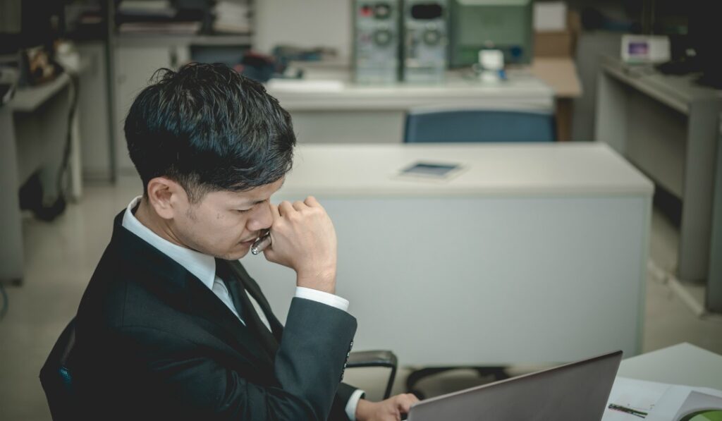 派遣を即日辞めると損害賠償を請求されるのか