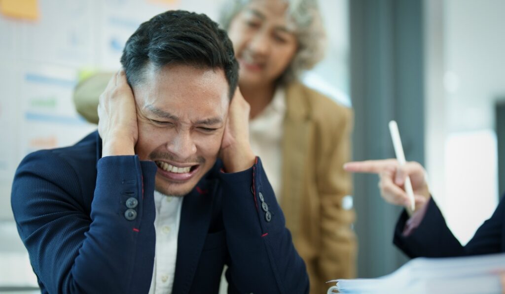 違法な退職引き止めは会社側の責任問題になる