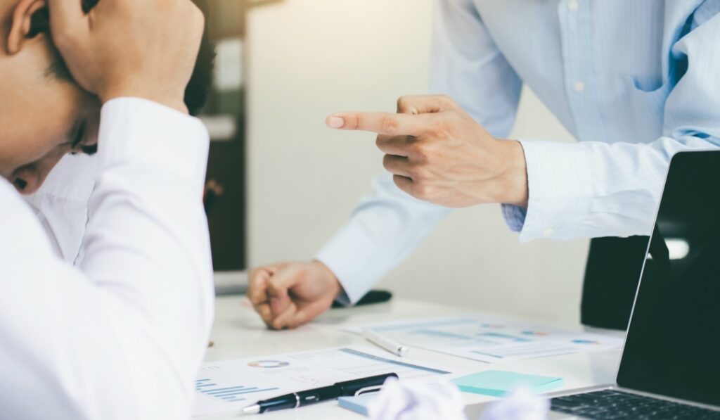 契約社員は契約を更新しないで辞められる