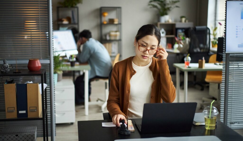 繁忙期に辞めるのは非常識？会社への配慮はどこまで必要？