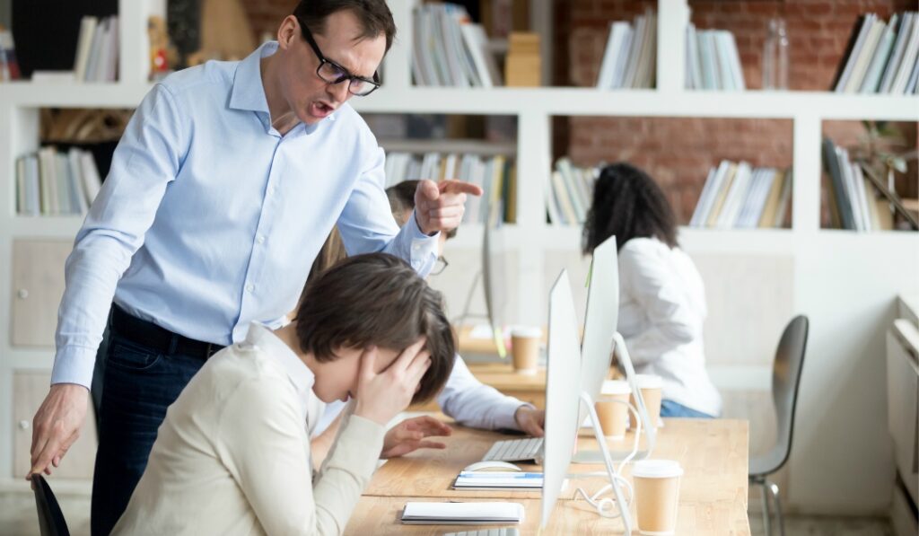 繁忙期前に辞める？終わるまで待つ？退職時期の決め方